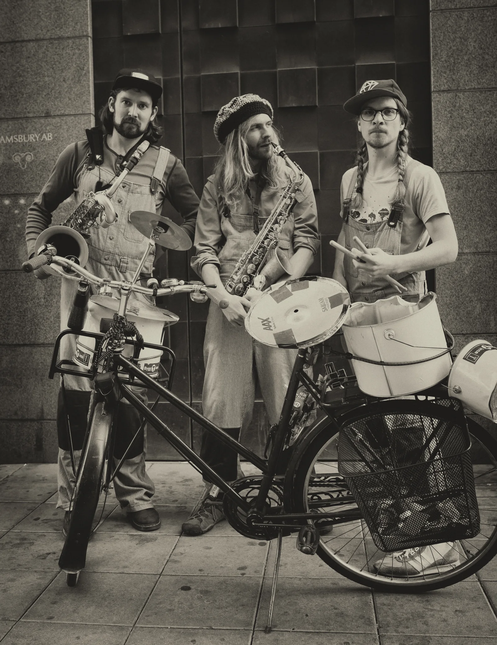Bicycle Beats tre musiker står tillsammans med cykel, virveltrumma och saxofoner.